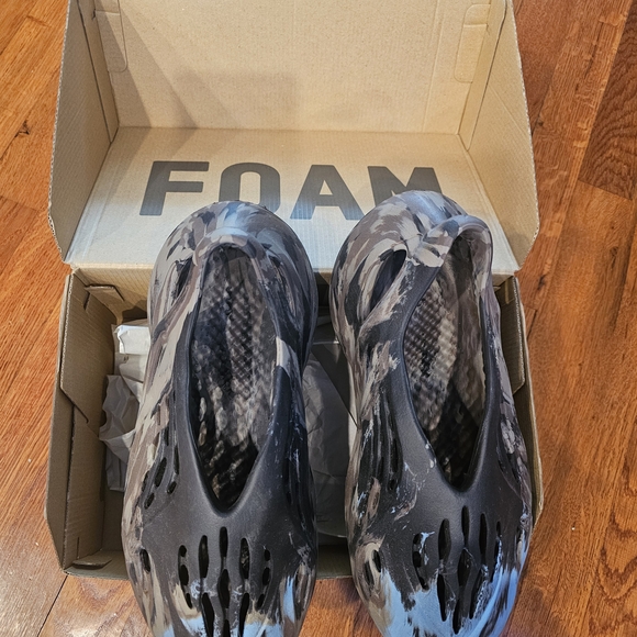 Adidas YZY Foam RNR Box - Picture 2 of 9